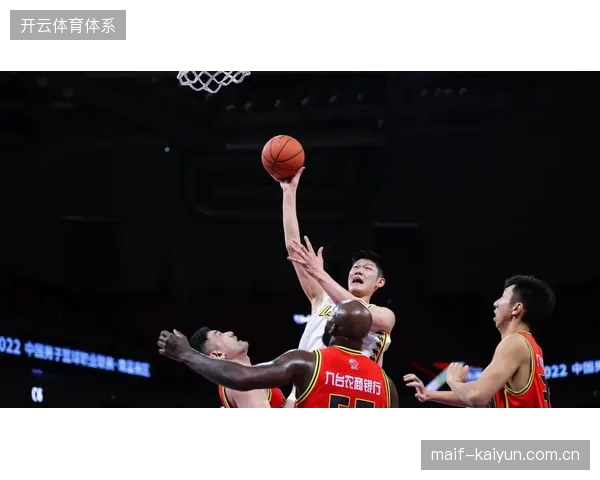 胡金秋客场禁区威慑力不减，高效篮板保护确立广厦内线防守根基
